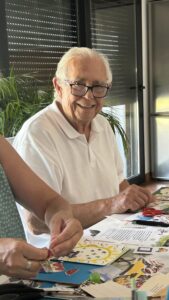 alumno feliz trabajando su obra