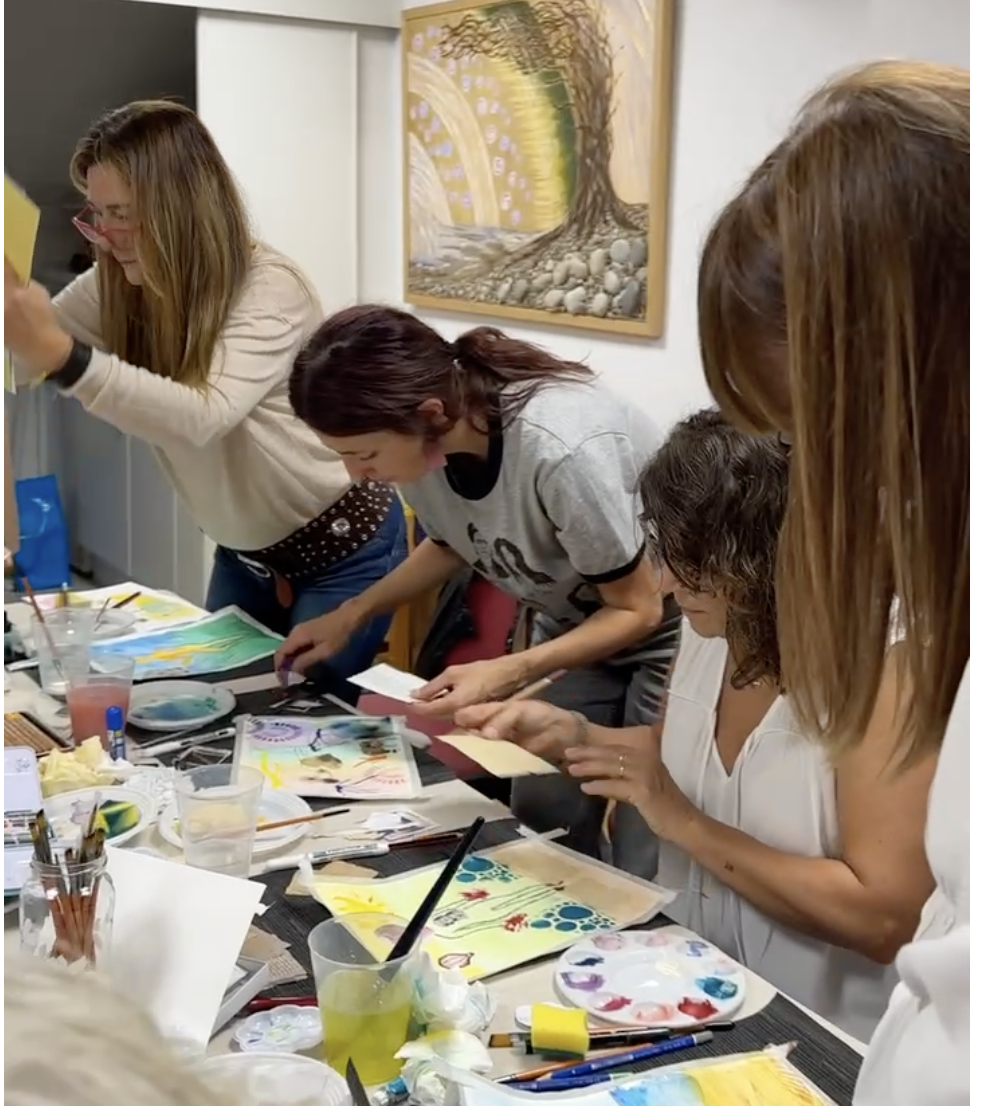 Grupo de mujeres pintando juntas en un encuentro creativo de Hechizarte